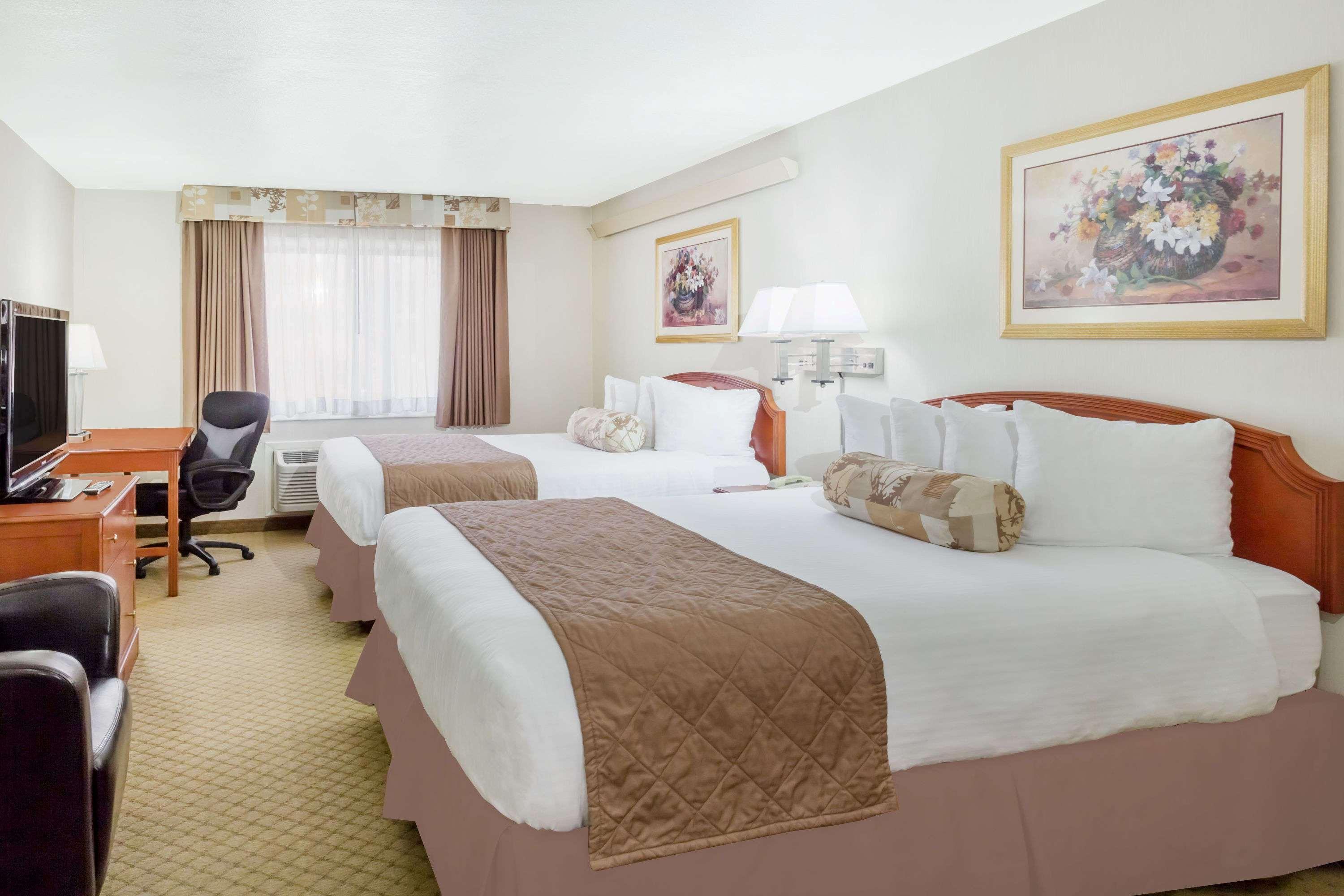 Ramada By Wyndham Ely Hotel Ngoại thất bức ảnh