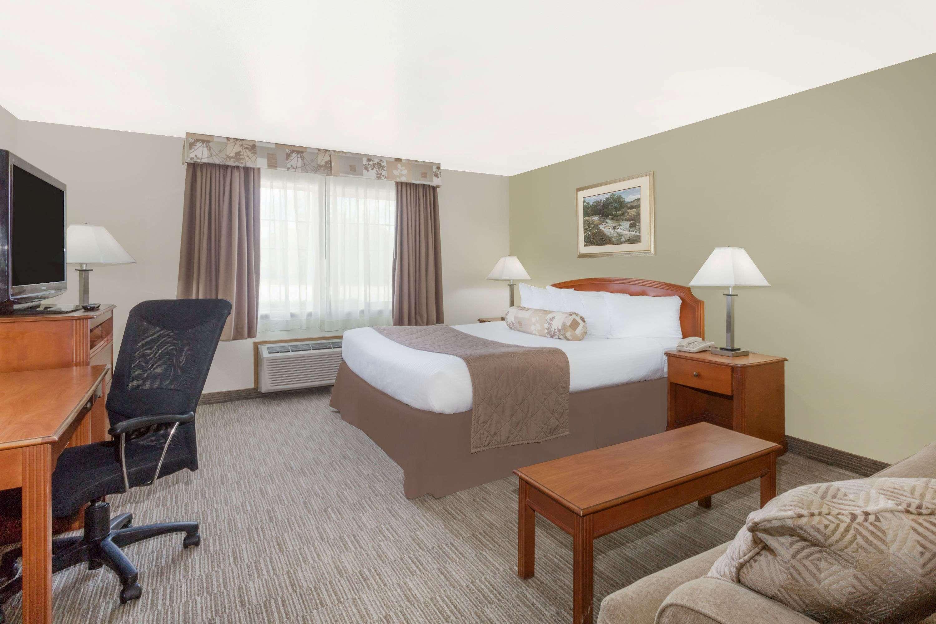 Ramada By Wyndham Ely Hotel Ngoại thất bức ảnh